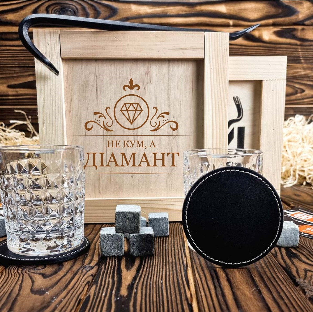

Подарок куму - стаканы Bohemia Diamond + камни для виски + кожаные подставки для стаканов в мужском боксе с ломом 4MAN (G3105_113U)