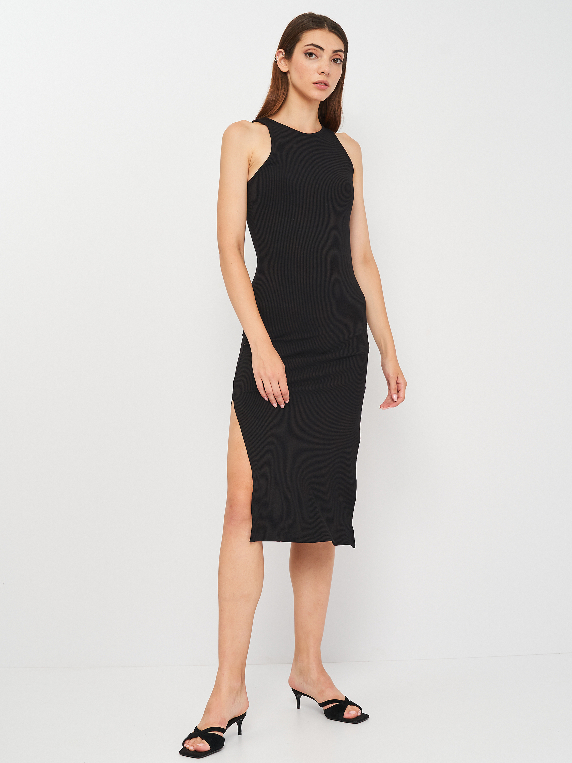 

Платье Bershka 5420/492/800 XS Черное