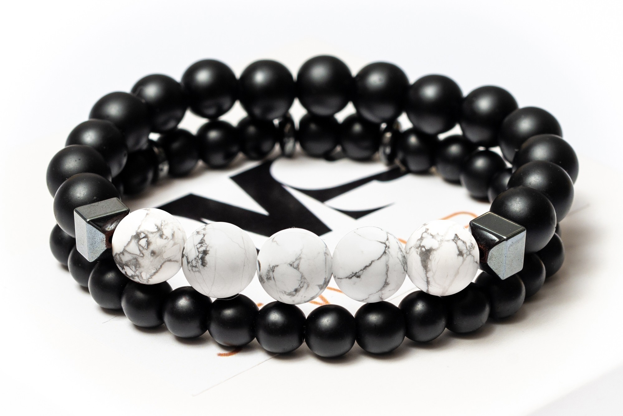 

Парный браслет мужской и женский DMS Jewelry из натуральных камней Ø 8мм: шунгит, гематит (синт.), кахолонг (говлит) MEN'S WHITE STYLE