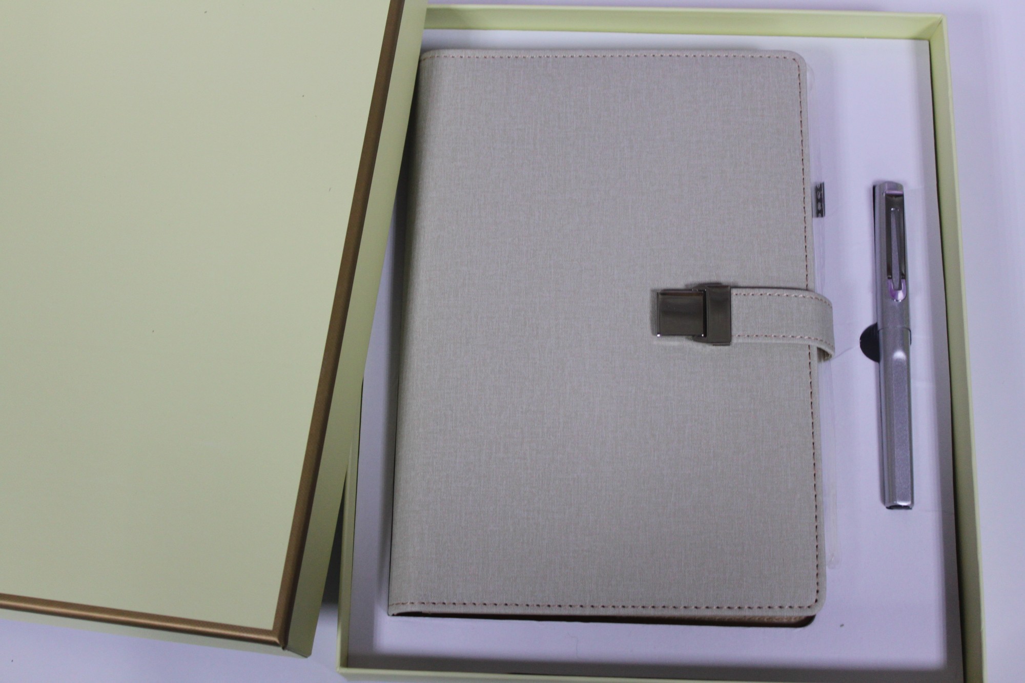 

Блокнот c встроенным POWER BANK Fonex 17 см х 24 см недатированный светло бежевый 100 листов