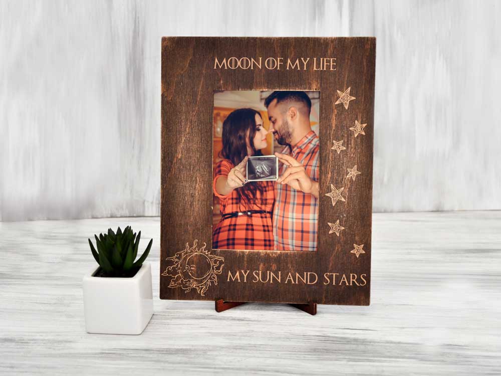 

Фоторамка с гравировкой "Moon of my life" подарок для влюбленных 15х21, вертикальная, Темное дерево, WOODPRESENT