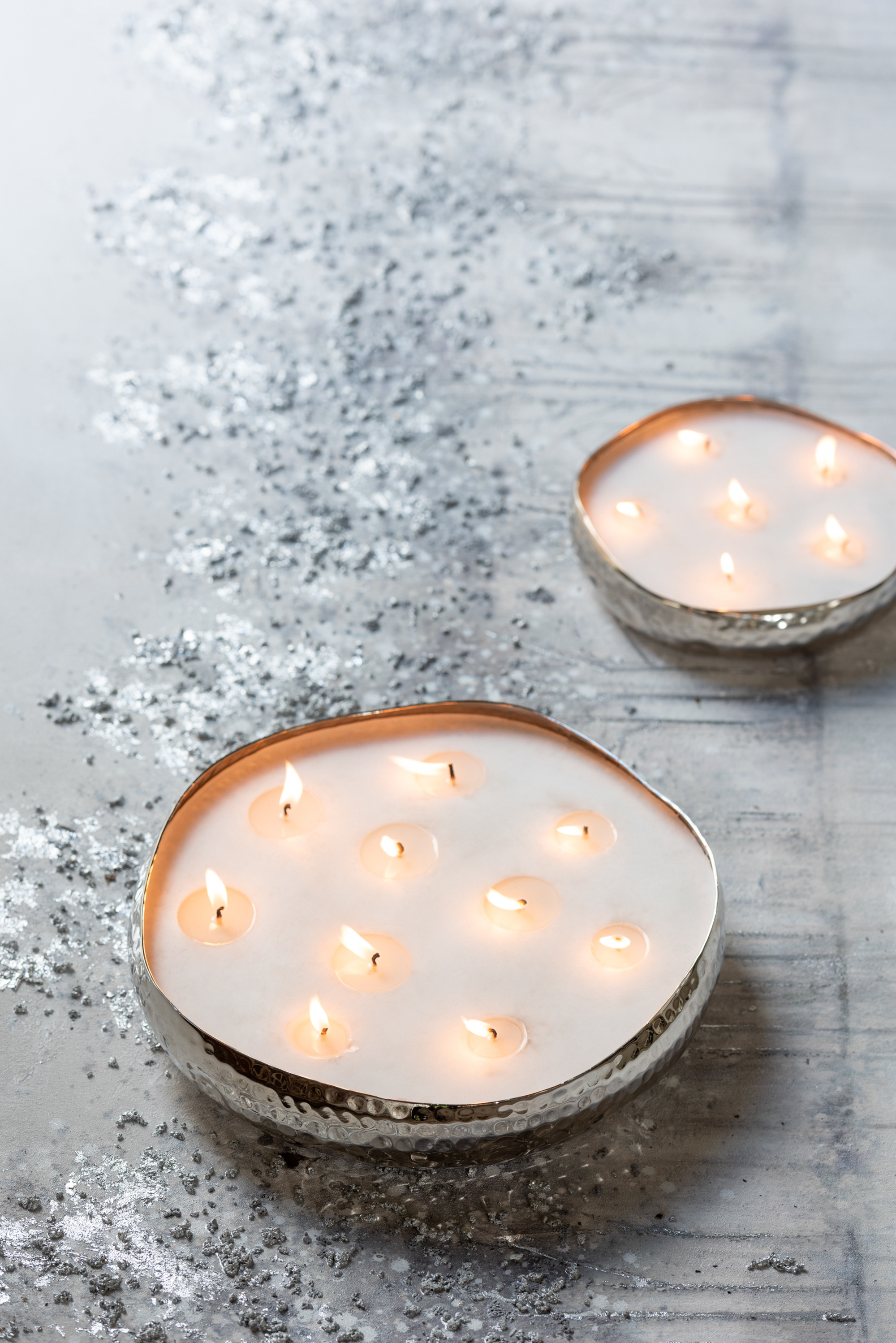 

Свеча J-LINE ароматическая в металлической серебряной шкатулке аромат апельсин земляника гардения 20 часов Бельгия