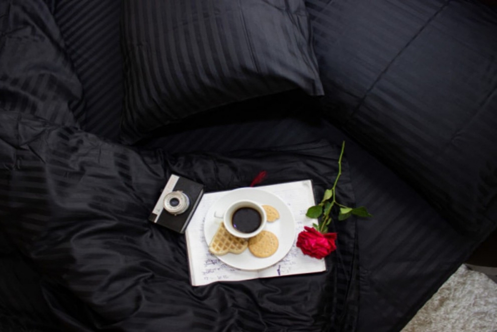 

Комплект постельного белья Komfort-tekstil Stripe LUX BLACK 1/1см (Полуторный)