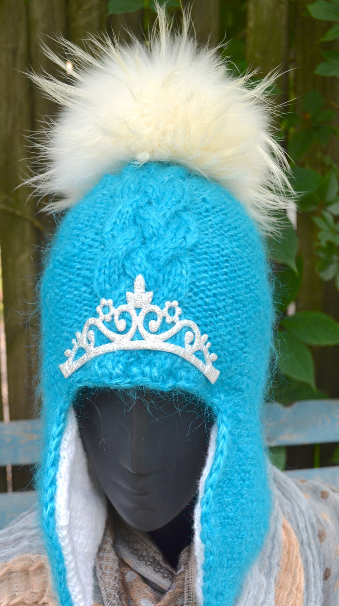 

Шапка бирюзовая зимняя, из натурального кид-мохера, с короной и помпоном из белой чернобурки, Совушка