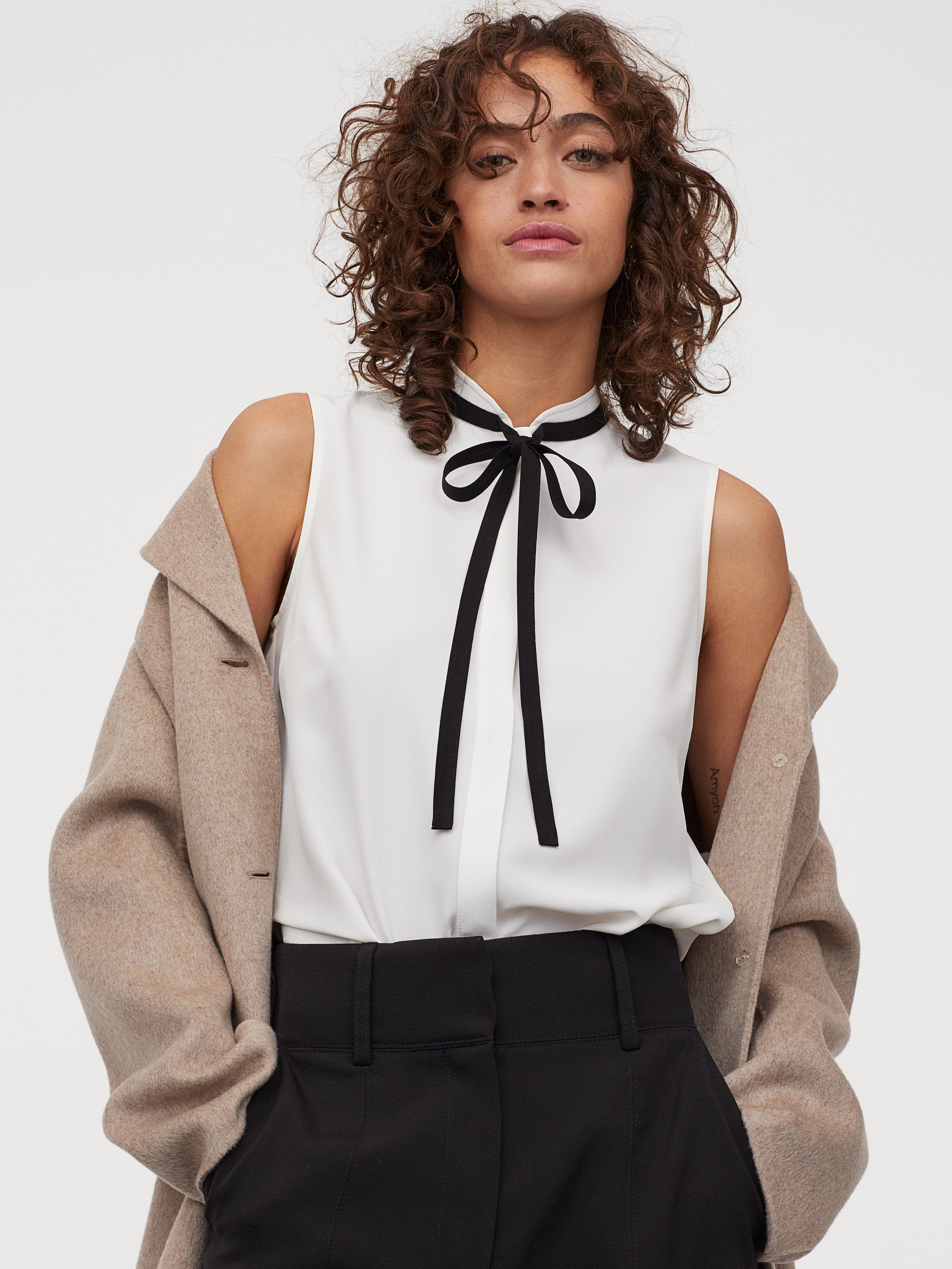 

Блузка H&M 08-0672625-001  Белая (СА2000001858813, Блузка H&M 08-0672625-001 38 Белая (СА2000001858813)