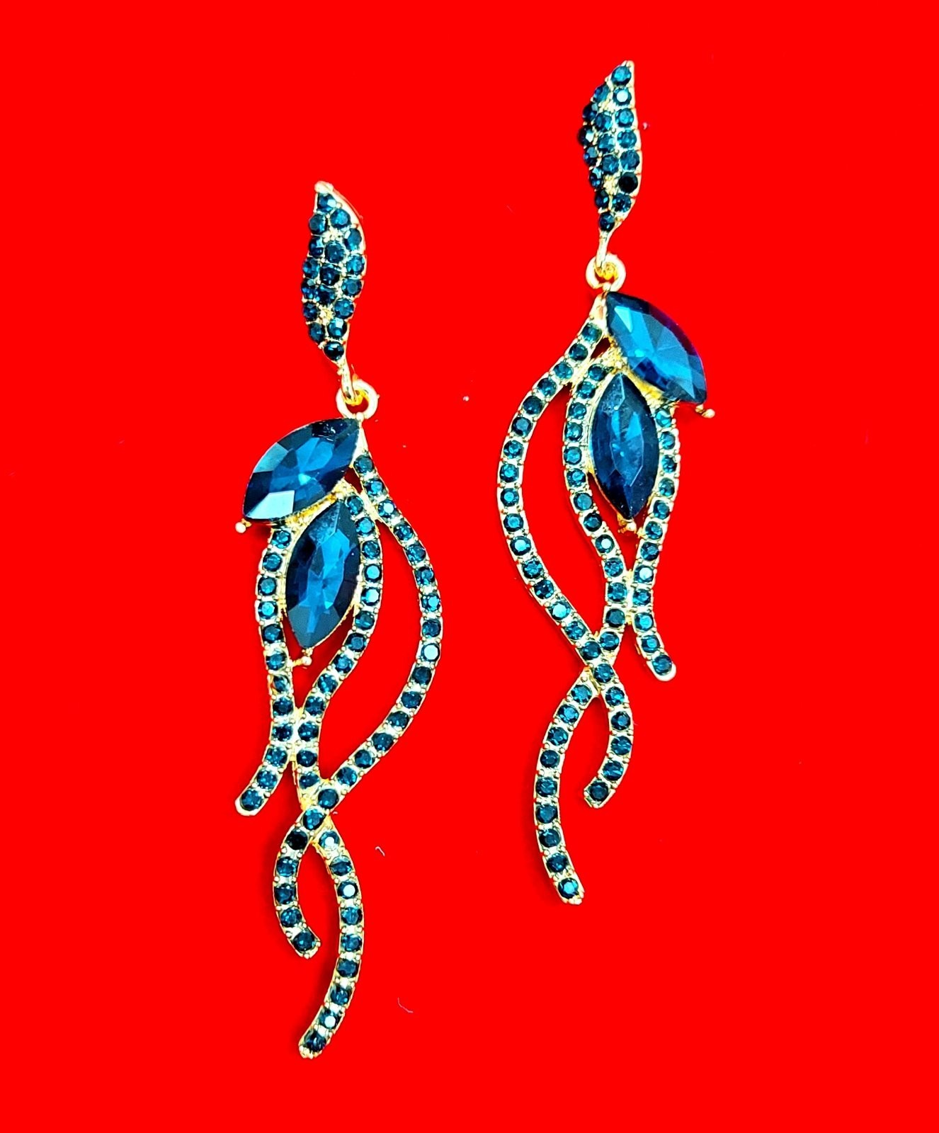 

Длинные серьги к вечерним нарядам бижутерия с кристалами разной величины длиною 8.3 см jeweston Синего цвета