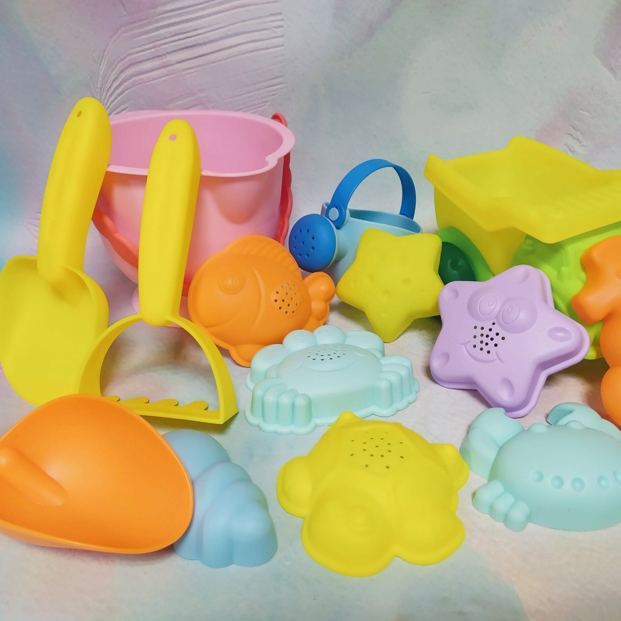 

Мягкий набор для игры в песочнице Beach Toys 14 предметов розовое ведерко (685)