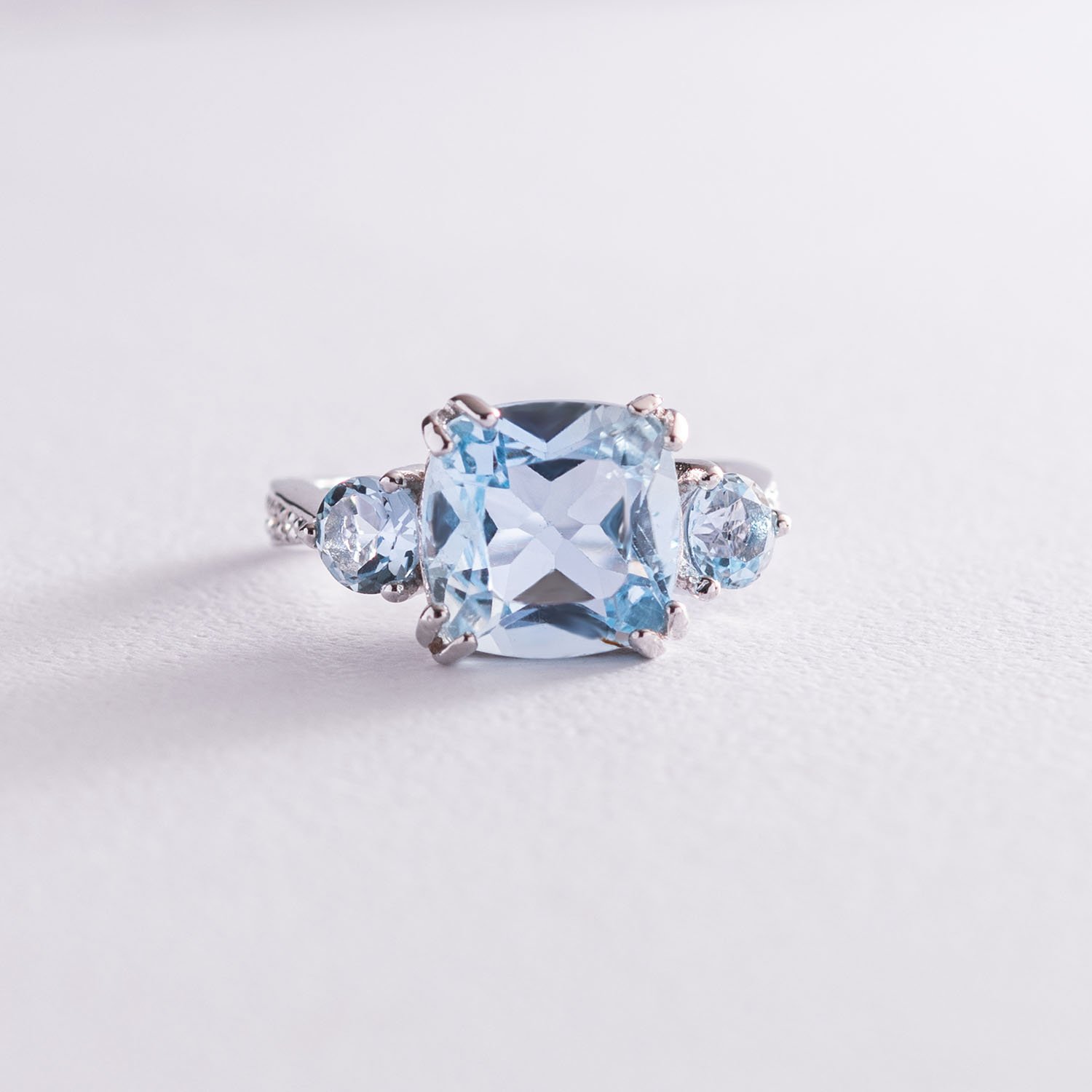 

Серебряное кольцо с голубым топазом и фианитами 111990 Оникс 15.5