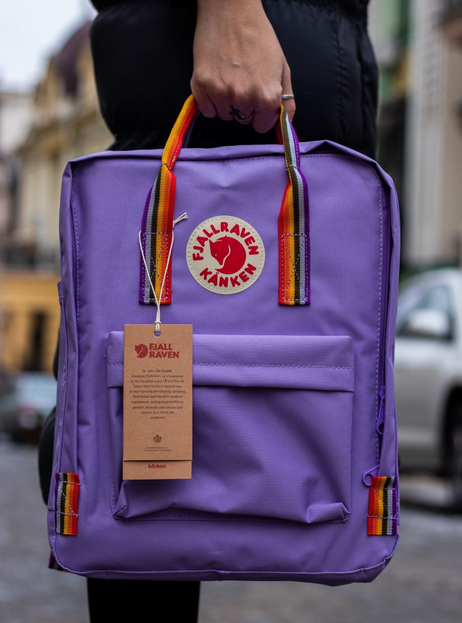 

Рюкзак фиолетового цвета с разноцветными ручками Fjallraven Kanken Rainbow