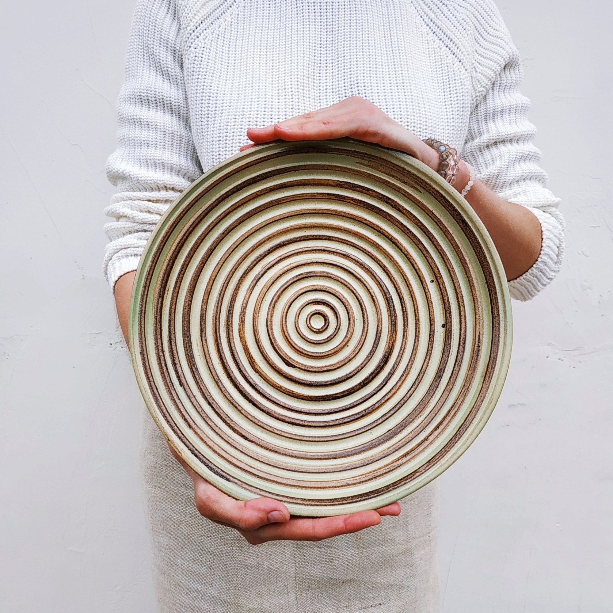 

Большое декоративное блюдо ручной работы в центр стола Alletash Rosemary Swirl Дизайнерская керамика | Подарок для женщины 30см Розмарин(4031)