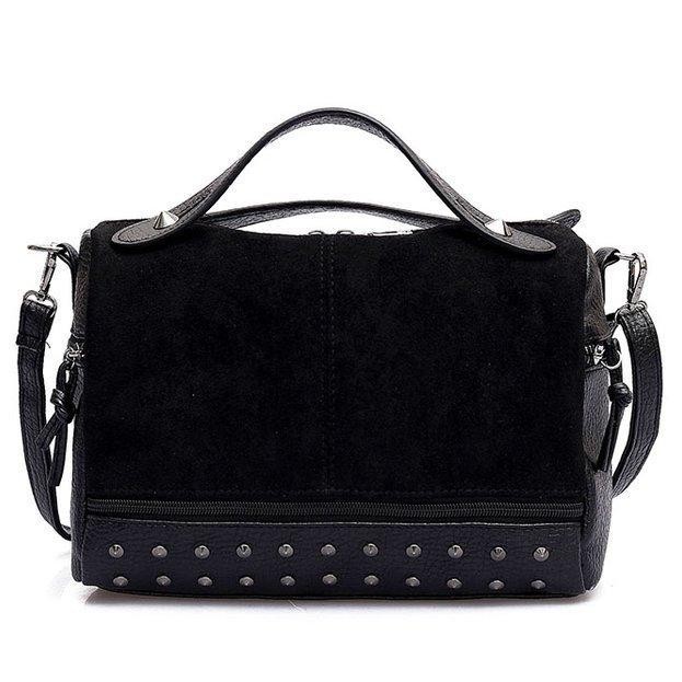 

Черная сумка с шипами