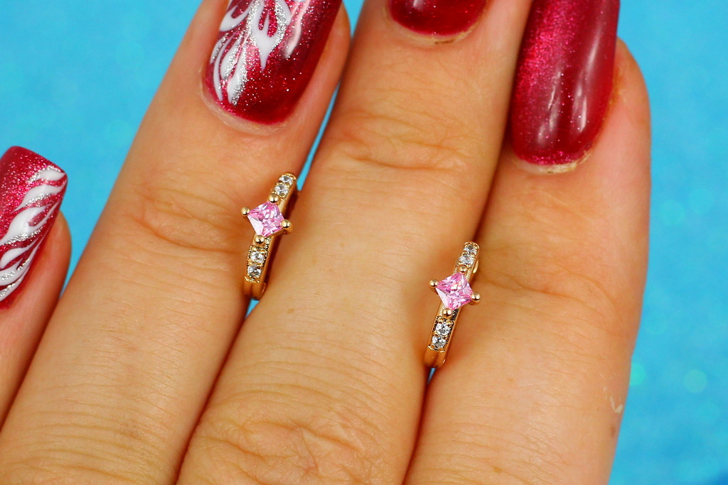 

Серьги Xuping Jewelry кольца с розовым ромбическим фианитом 1 см золотистые