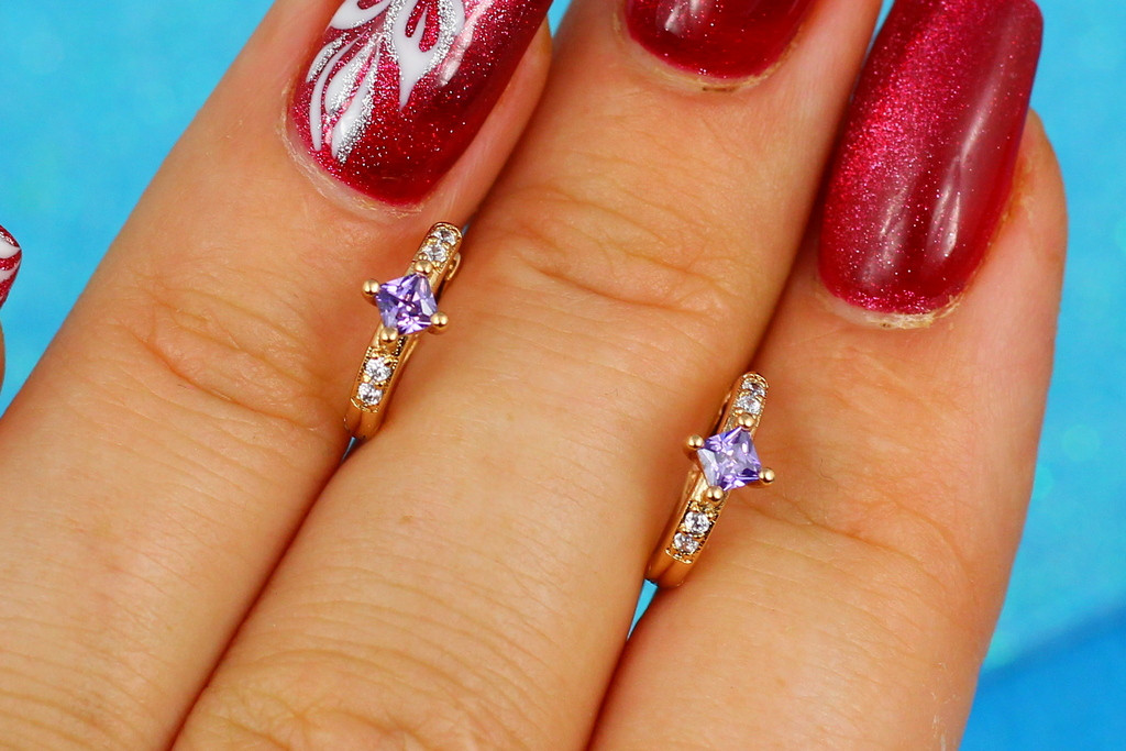 

Серьги Xuping Jewelry кольца с фиолетовым ромбическим фианитом 1 см золотистые