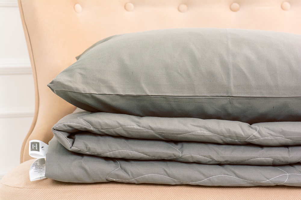 

Набор MirSon №2711 Silk Kapok 16-5803 Geronimo (одеяло + 2 наволочки) 155х215 см + 50х70 см италия, шелк