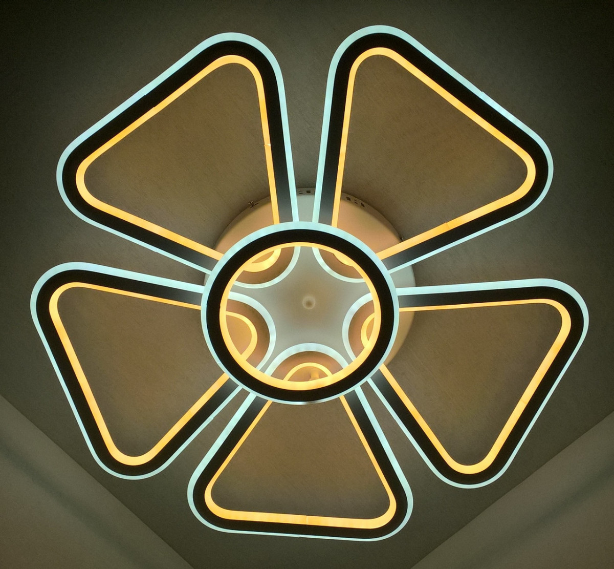 

Люстра Sunnysky потолочная Led Белый 10х62х62 см YR-9984/5+1-YV