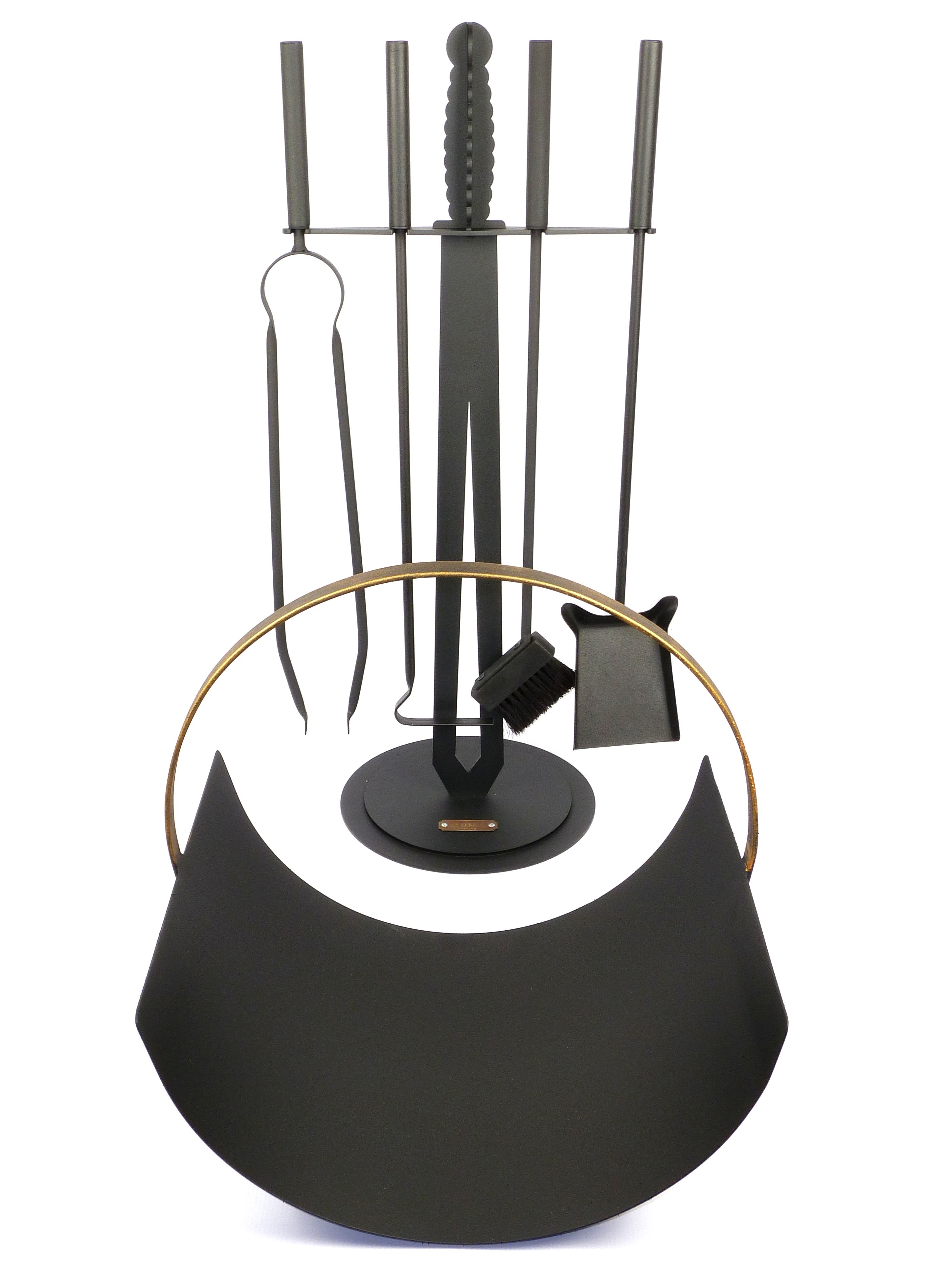 

Каминный комплект металлический кованый Ferrum Excalibur Black и дровница металлическая кованая Ferrum Fakel Black Gold, набор
