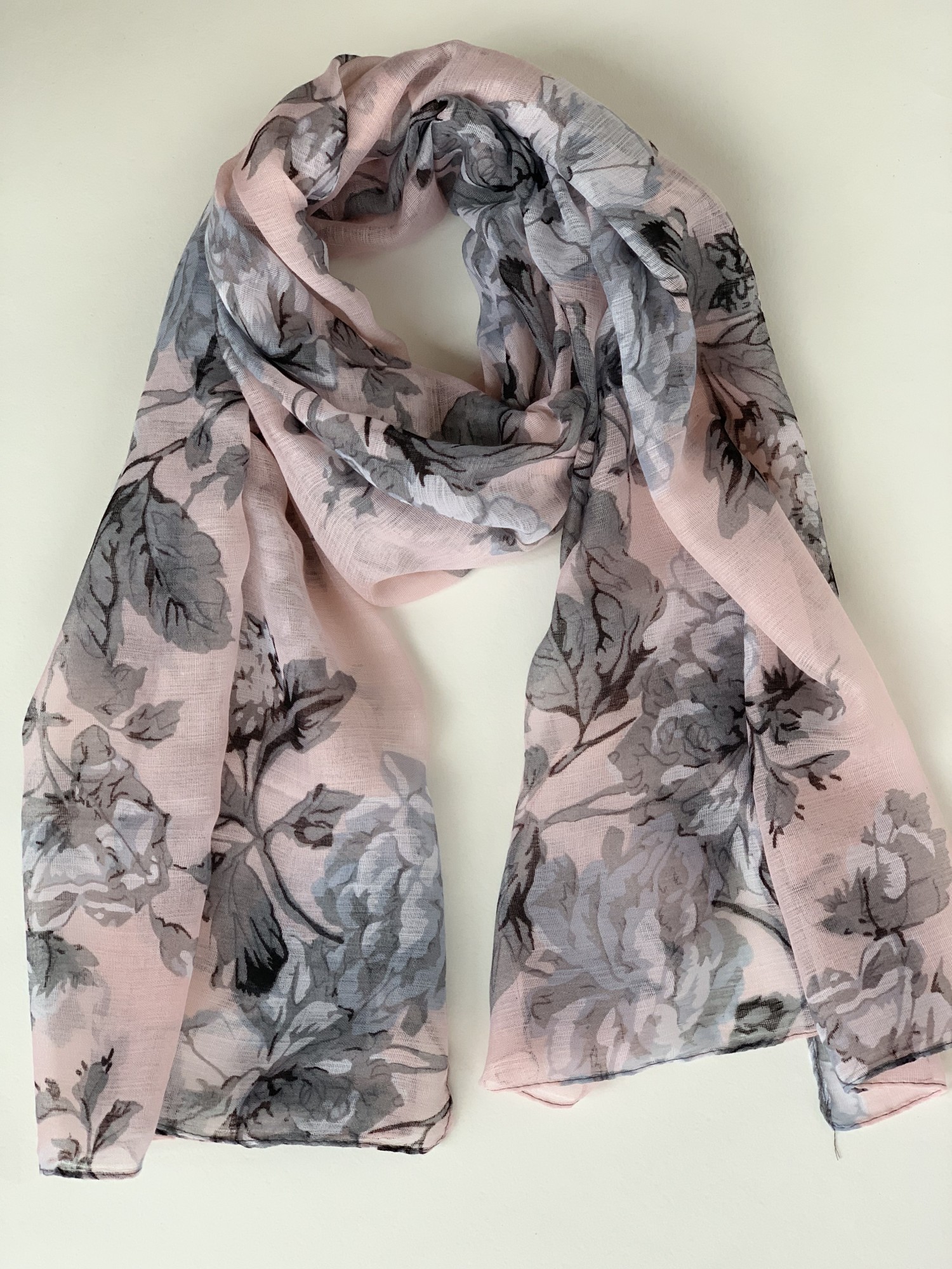 

Шарф вискозный серые цветы Fashion Scarves FS002 пудра
