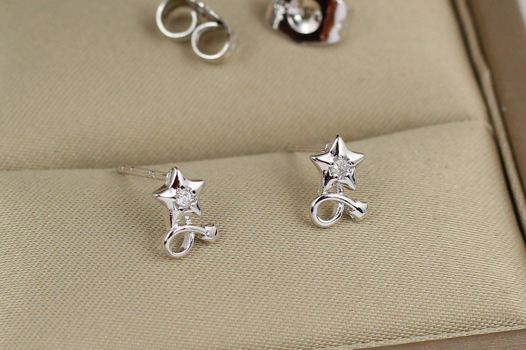 

Серьги гвоздики Xuping Jewelry звездочки с завитушкой 7 мм серебристые