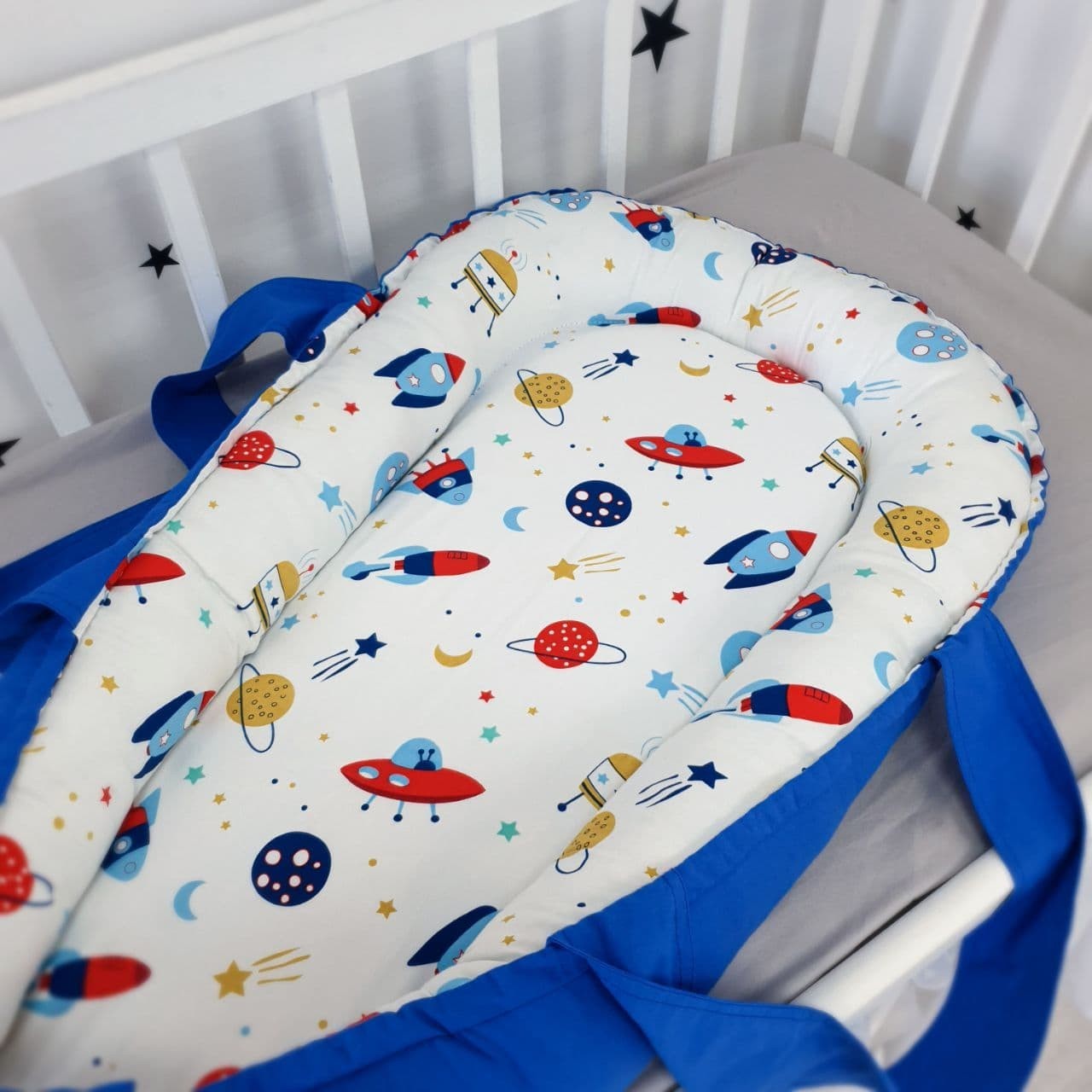 

Кокон для новорожденного с кокосовым матрасиком и ручками Oh My Kids "Ракеты планеты"