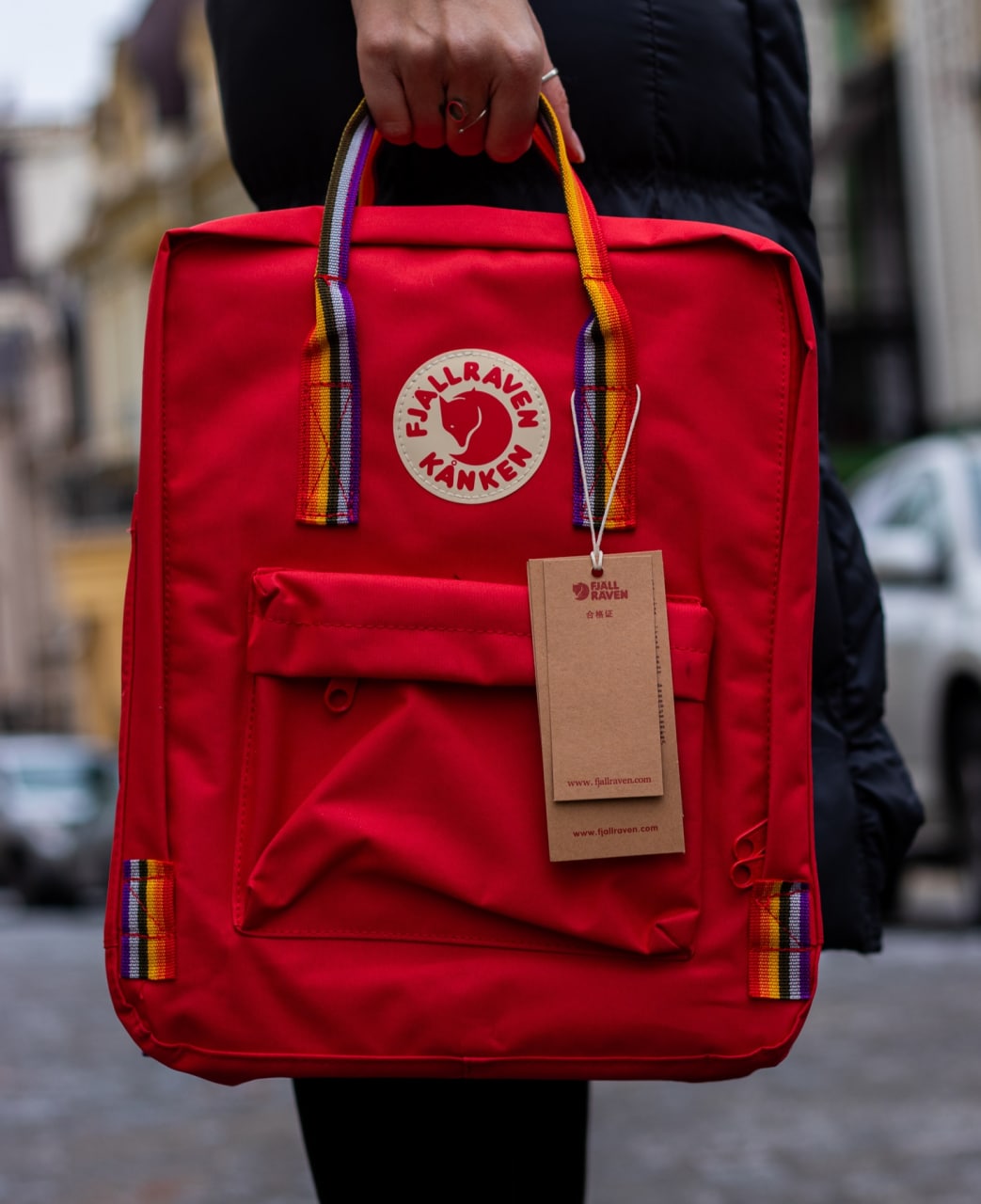 

Рюкзак красного цвета с разноцветными ручками Fjallraven Kanken Rainbow