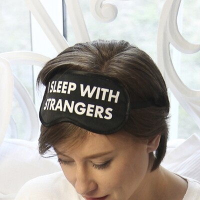 

Маска для сна с принтом "I sleep with strangers" Present маска для сна с бархатистой ткани и атласа с принтом лучший подарок разноцветная