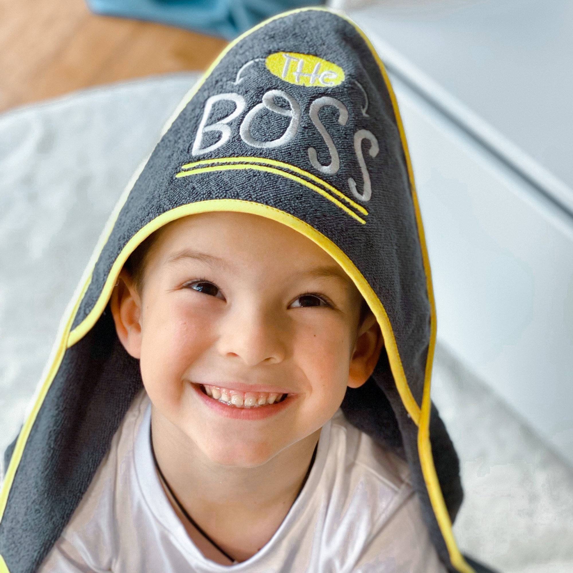 

Детский уголок для купания 80х90 см с капюшоном TINO baby "The boss", тёмно-серый с жёлтым кантом