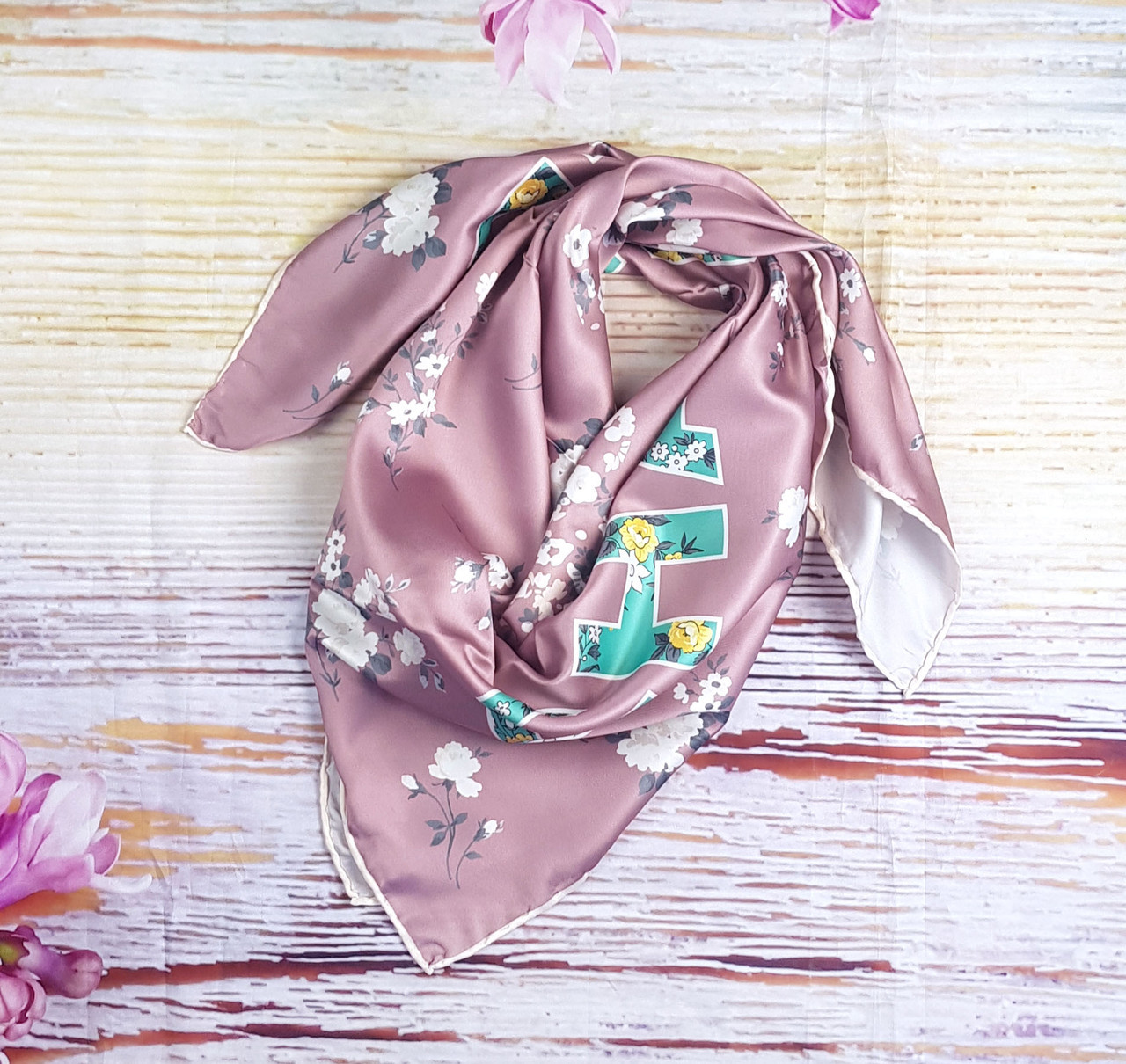 

Шелковый платок Бриджит CNL 95*95 пудровый, ручная обработка края