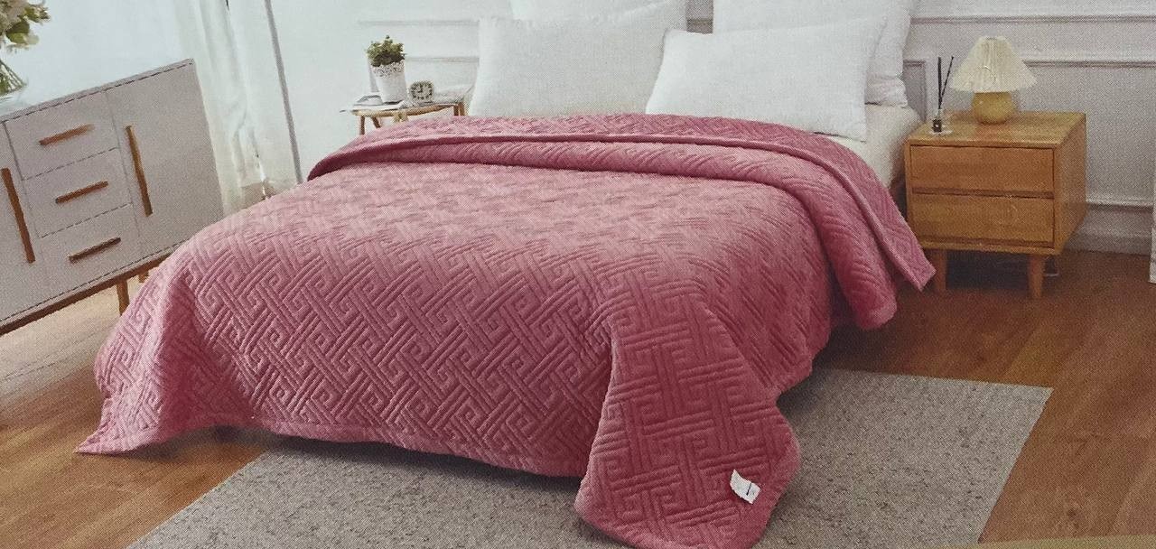 

Покрывало плотное стеганое двустороннее на евро кровать размер 220х240 розового цвета