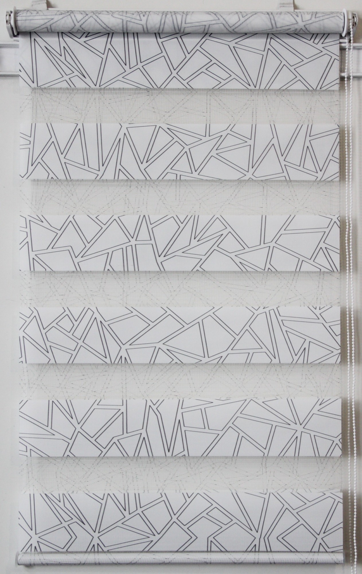 

Рулонная штора Miranda День-ночь Призма BDM-2101 132,5*160 см Бело-серый