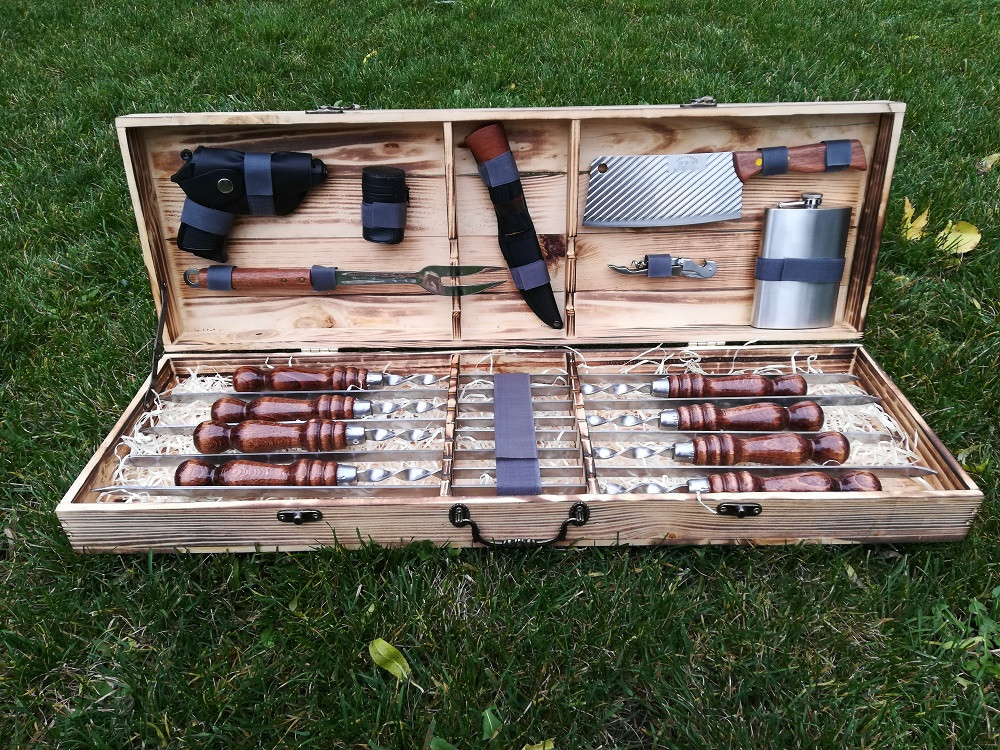 

Набор 8 шампуров "Vip"(680х12х3 мм) + набор из 7 аксессуаров в деревянном кейсе (51)