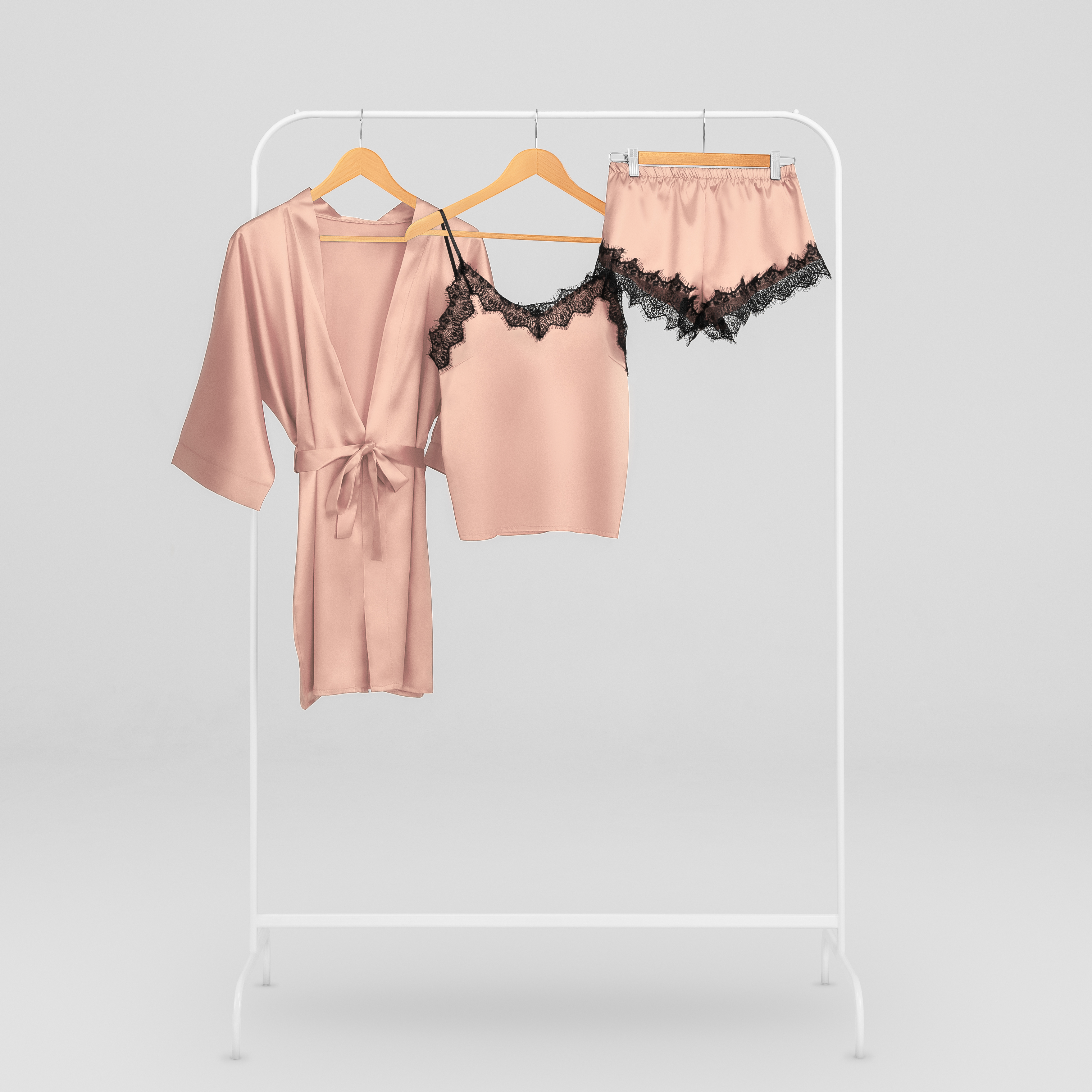 

Пижамный комплект 3в1 с халатом Mi Tesoro атласный с кружевом L Персиковый