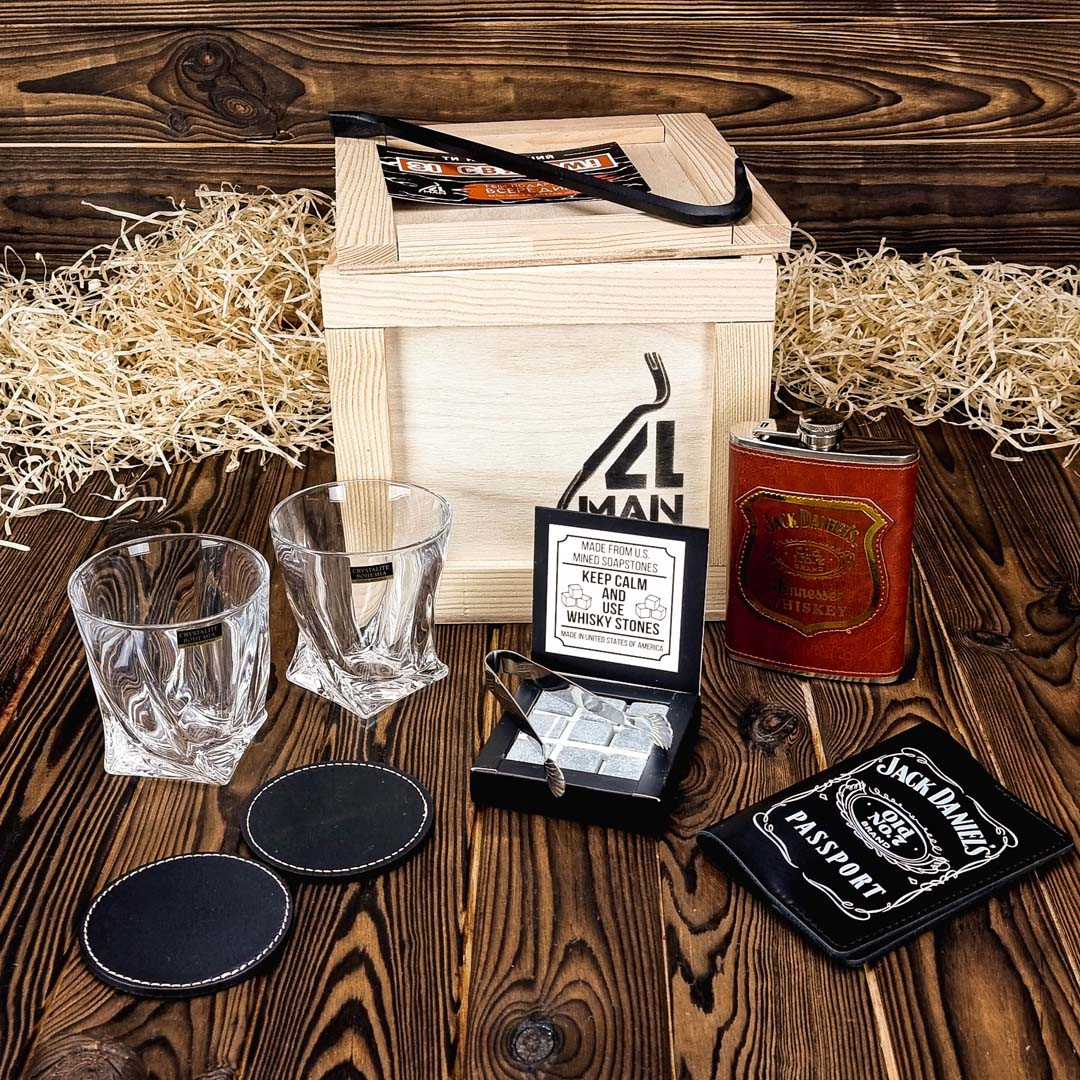 

Подарочный набор для мужчины в стиле Jack Daniels с камнями для виски, стаканами, кожаной обложкой и флягой в боксе 4MAN (MBOX_3279)