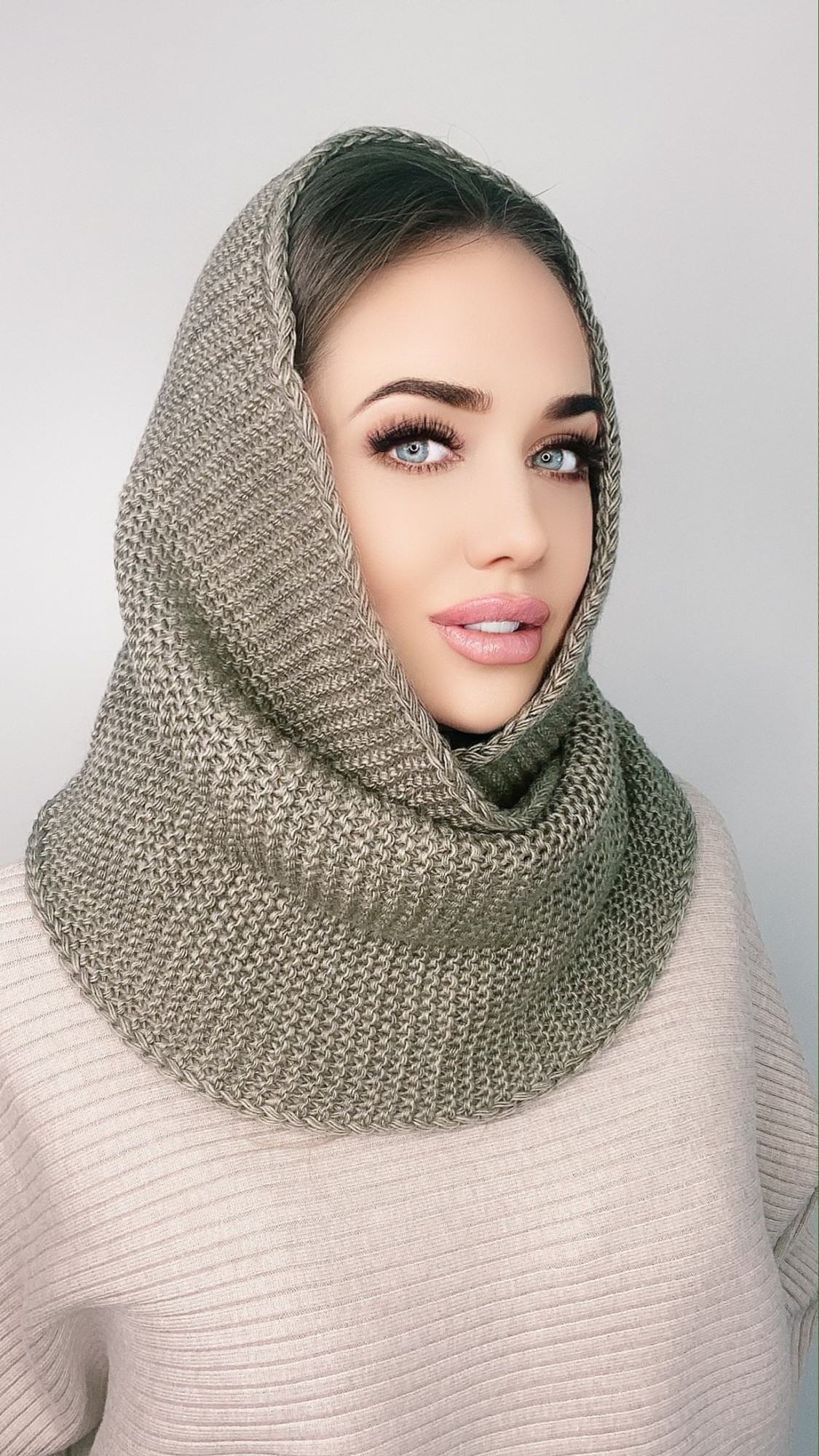 

Женский вязаный шарф-снуд Eve. Цвет - Темно-бежевый.