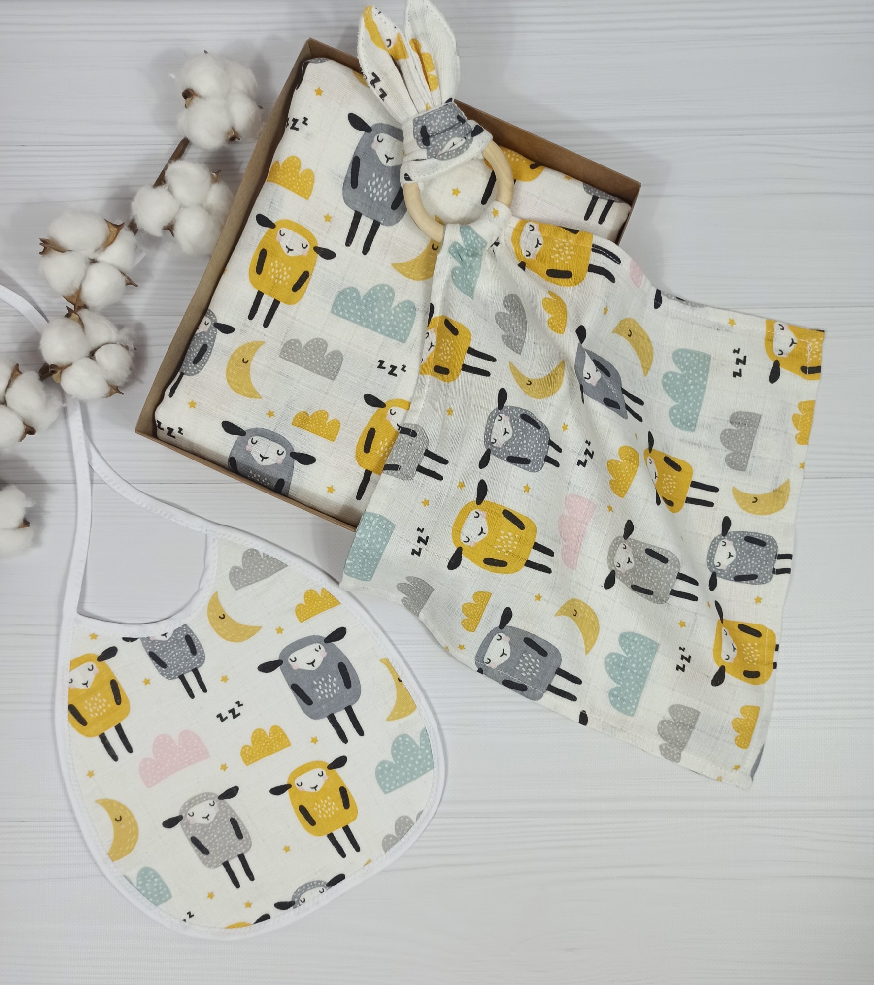 

Муслиновый набор a.l.babybox Овечки (Плед-пеленка 120х120, комфортер-грызунок "Шуршащие ушки" Слюнявчик) Разноцветный