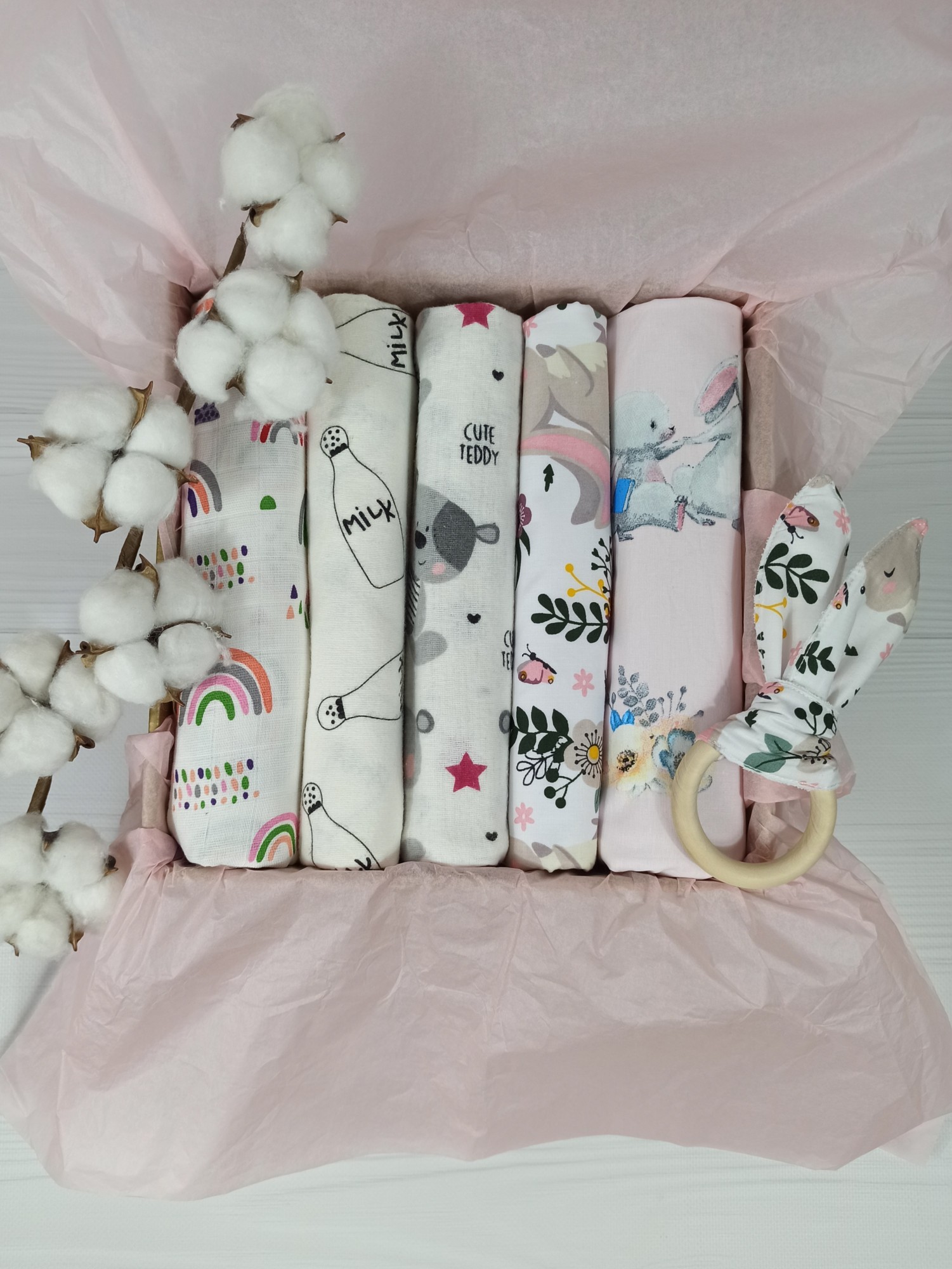 

Набор пеленок из 6 единиц a.l.babybox Зайки на полянке (непромокаемые пеленки 50*80, 80*100; муслиновый плед пеленка 120*120; 2 шт. фланелевых пеленок 80*100; Эко грызунок "Шуршащие ушки"