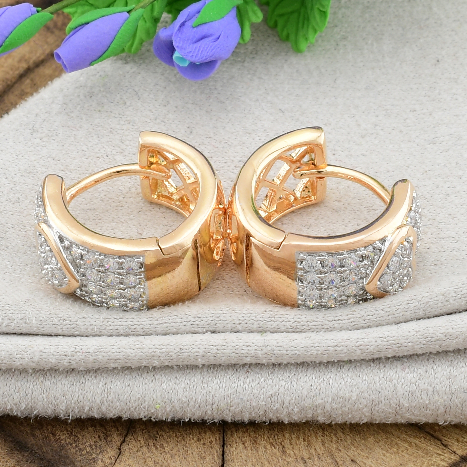 

Серьги Xuping с родуванням 28002 размер 12х7 мм вес 4.1 г белые фианиты позолота 18К