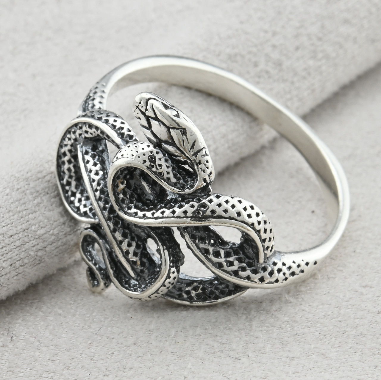 

Серебряное кольцо Тайпан 16