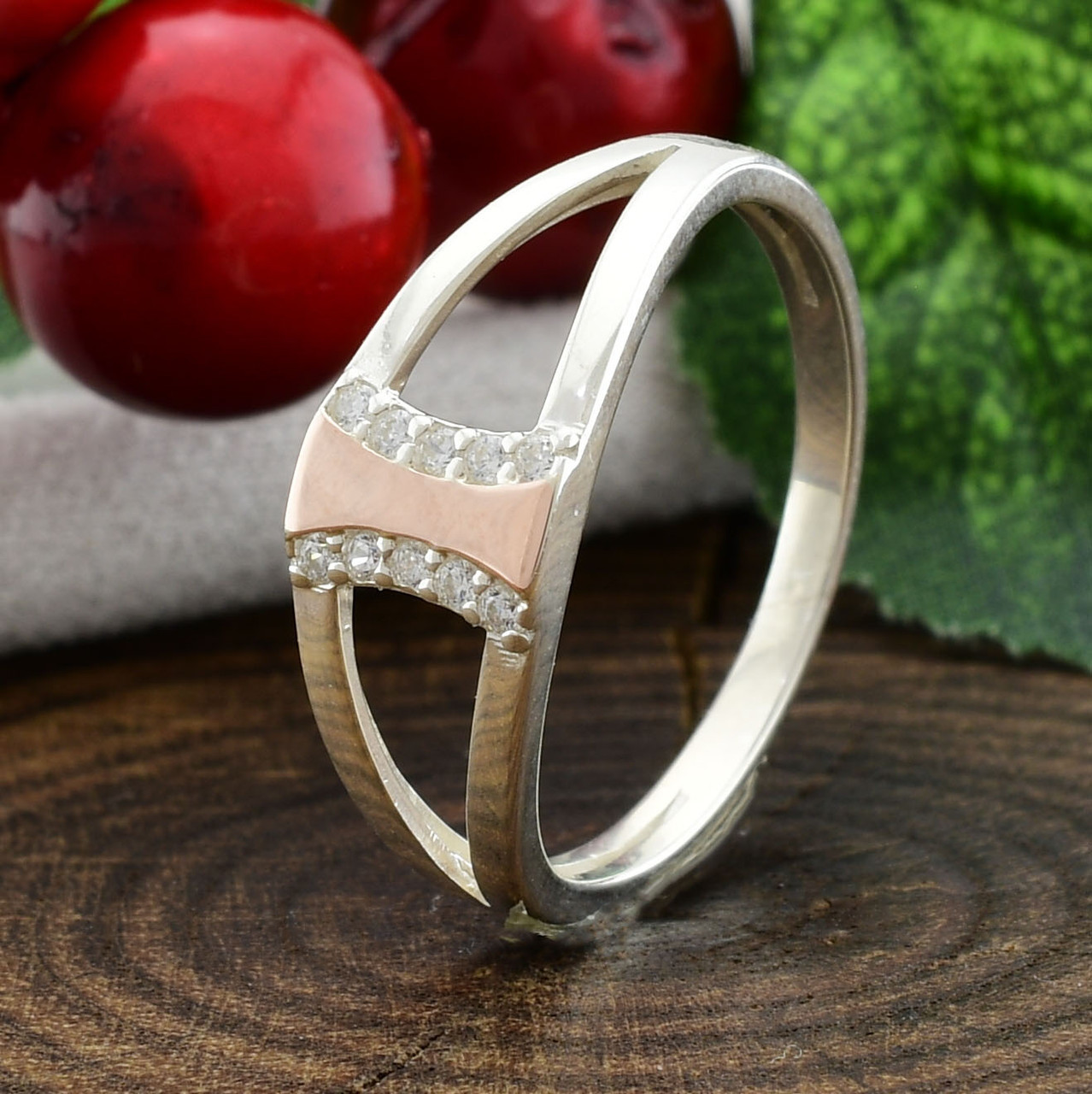 

Серебряное кольцо с золотом вставка белые фианиты 17.5