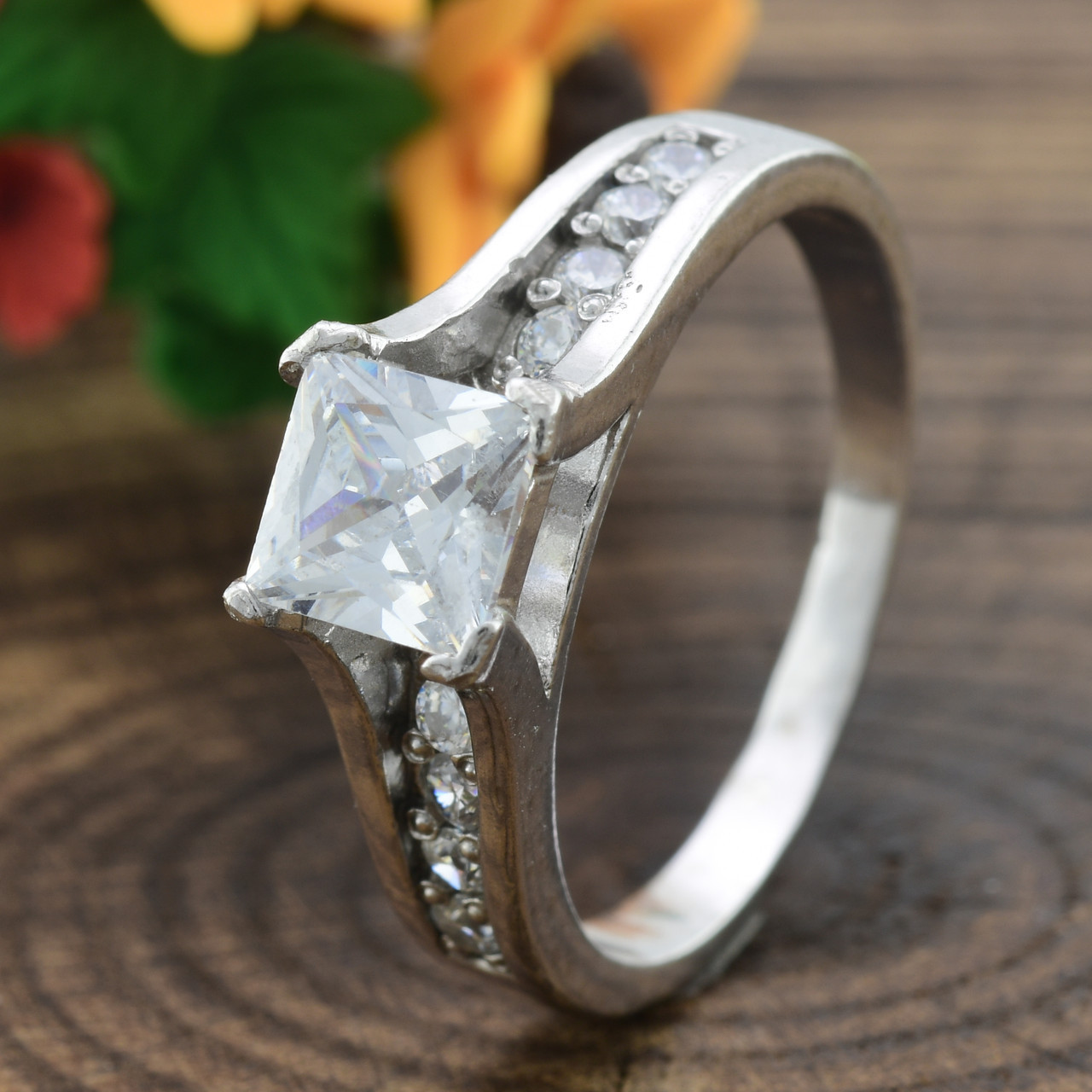 

Серебряное кольцо Арника вставка белые фианиты 17