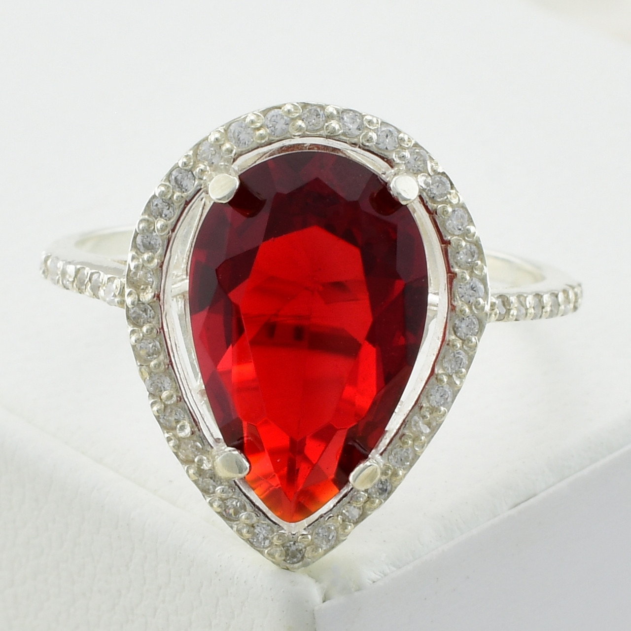 

Серебряное кольцо Катюша вставка красные фианиты 19