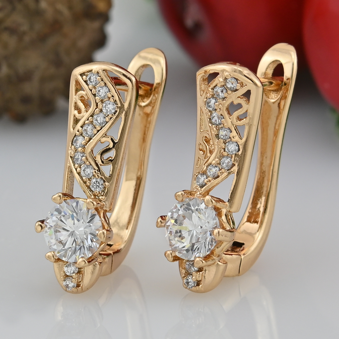 

Серьги Xuping 2281118К размер 19х6 мм белые фианиты вес 3.3 г позолота 18К