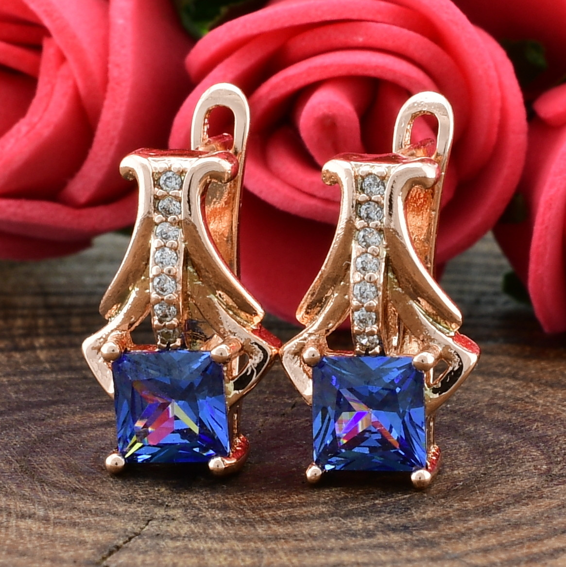 

Серьги Xuping 21381 размер 13х9 мм синие фианиты вес 3.0 г позолота РО