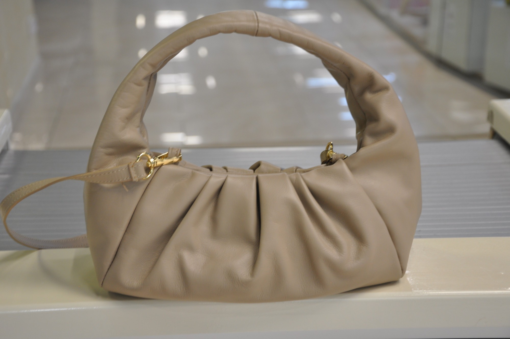 

Сумка женская из мягкой кожи Italian bag бежевая 2931