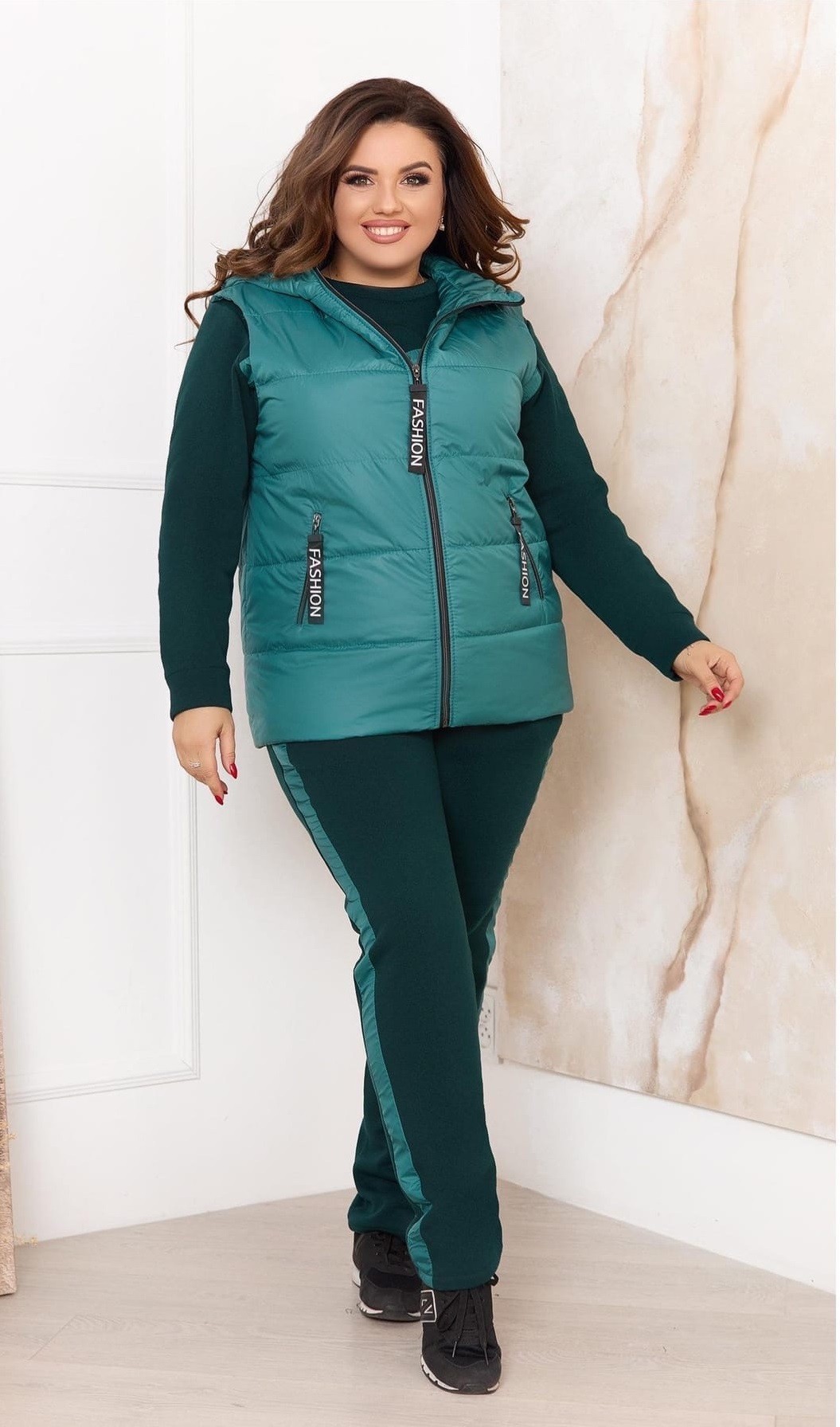 

Костюм спортивный тройка жилетка стеганая на синтепоне на молнии с капюшоном свитшот штаны Miss Podium Бутылочный, Костюм спортивный тройка жилетка стеганая на синтепоне на молнии с капюшоном свитшот штаны Miss Podium Бутылочный 54