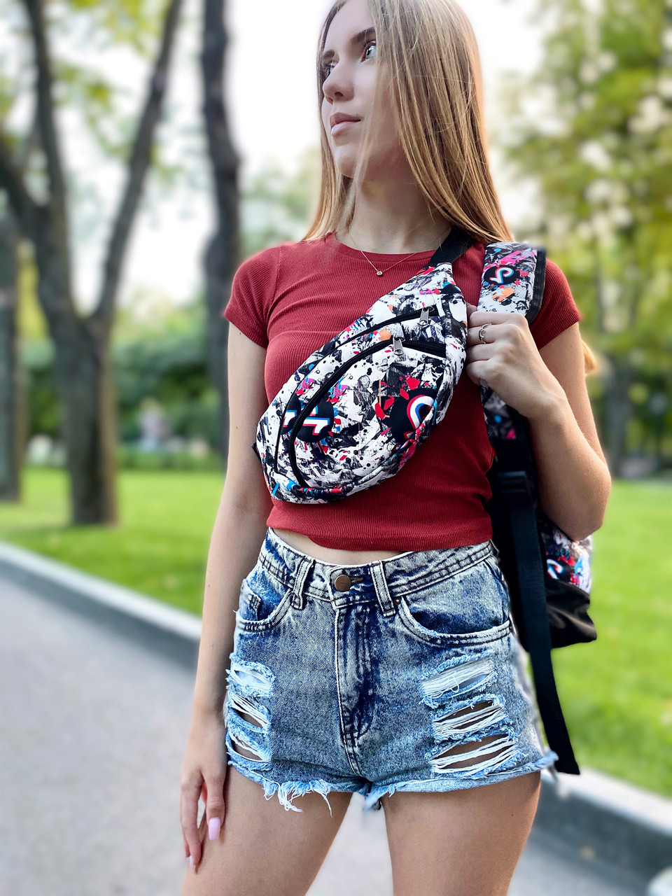 

Бананка Intruder TikTok біла кольорова (001SAG 1559)