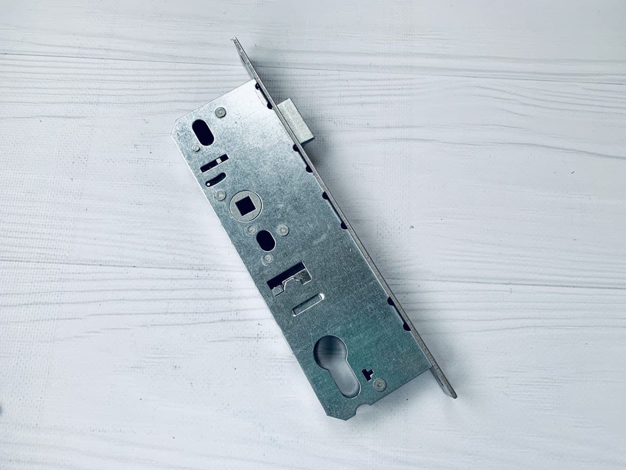 

Замок дверной короткий Stublina 3028 D=45 с защелкой для алюминиевых дверей
