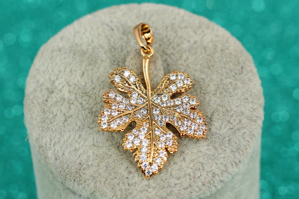 

Кулон Xuping Jewelry кленовый листик из камней 3,2 см золотистый