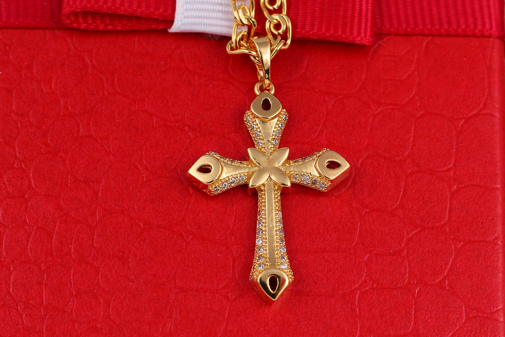 

Крестик Xuping Jewelry в середине листики по канту камешки 3 см золотистый