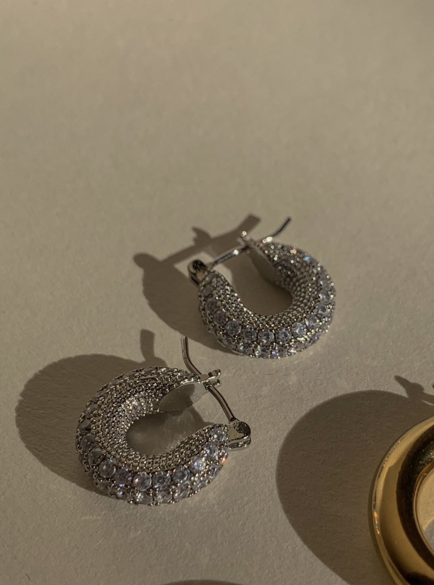 

Серьги Amalfi hoops из ювелирной стали c россыпью фианитов цвет серебро
