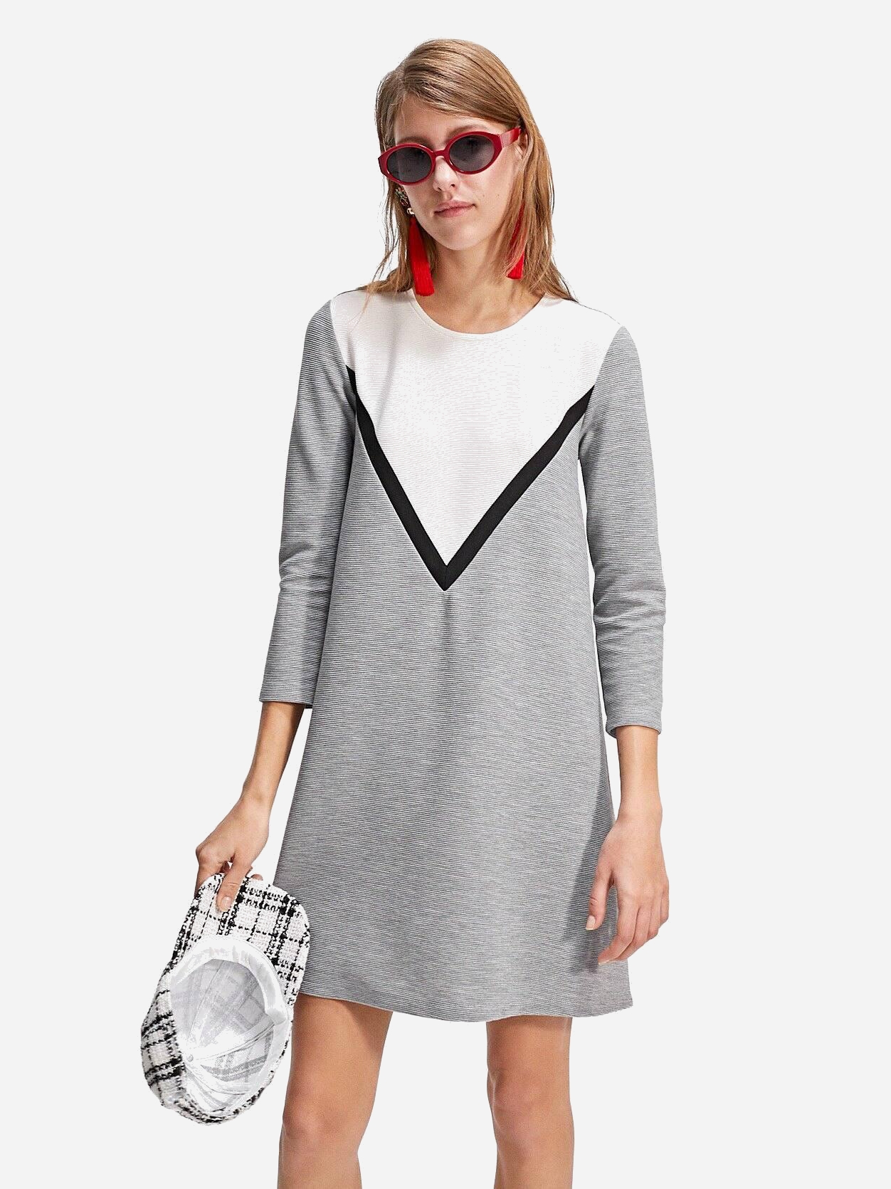 

Платье Stradivarius XAZ283621TRSW S Серое с белым и черным